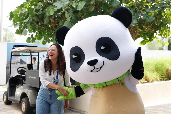 COP28“激情一区
中方角”熊猫玩偶受追捧