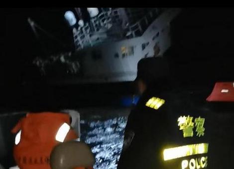 辽宁大连:一艘渔船触礁 船上4名船员全部获救